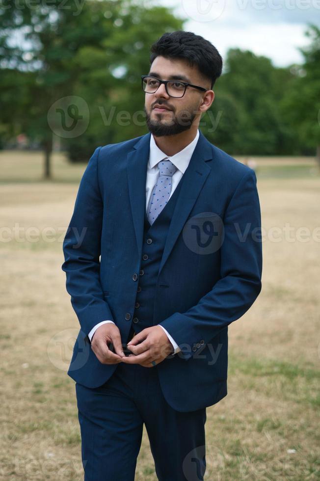 il giovane uomo d'affari sta posando al parco locale di luton inghilterra uk foto