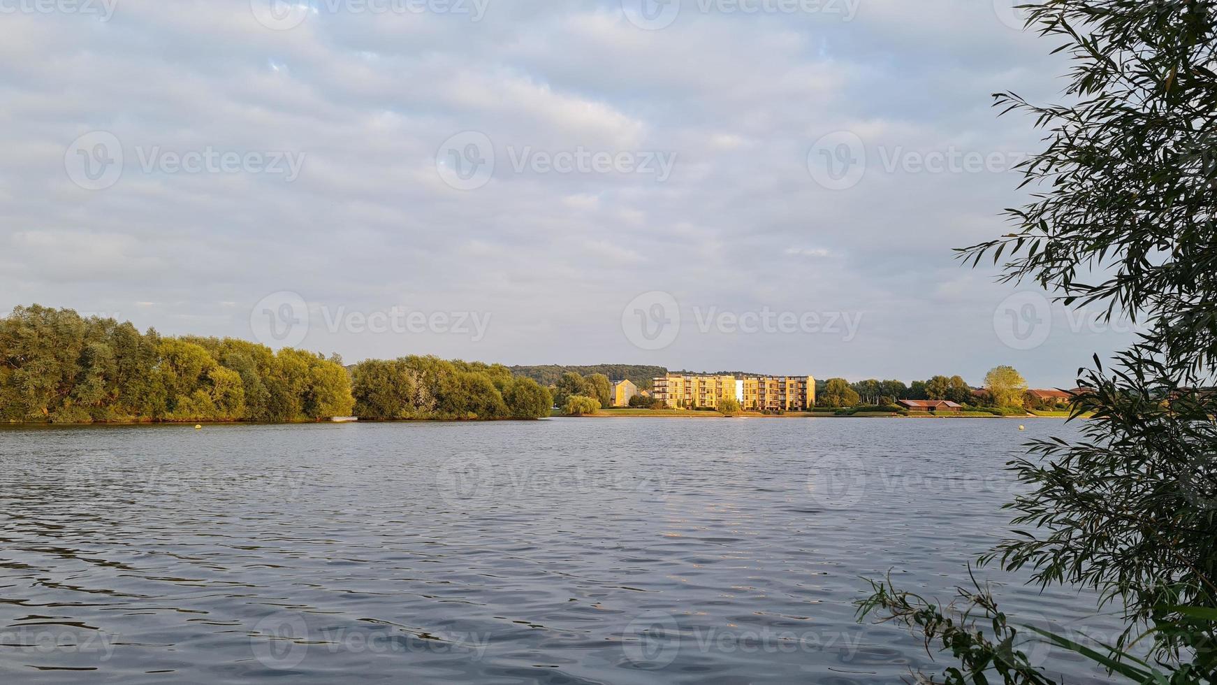 Vista sul lago caldecotte a Milton Keynes, Inghilterra foto