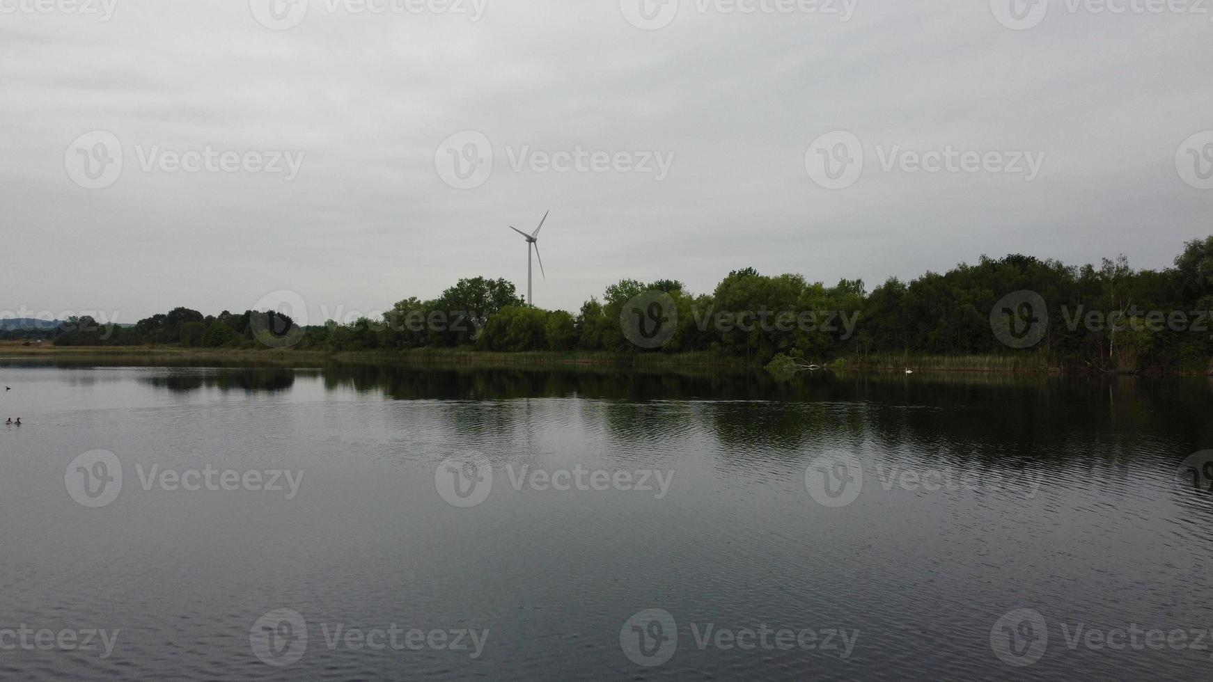 immagine aerea e ad alto angolo simpatici uccelli acquatici nuotano nel lago stewartby dell'inghilterra uk in una bella mattina presto all'alba foto