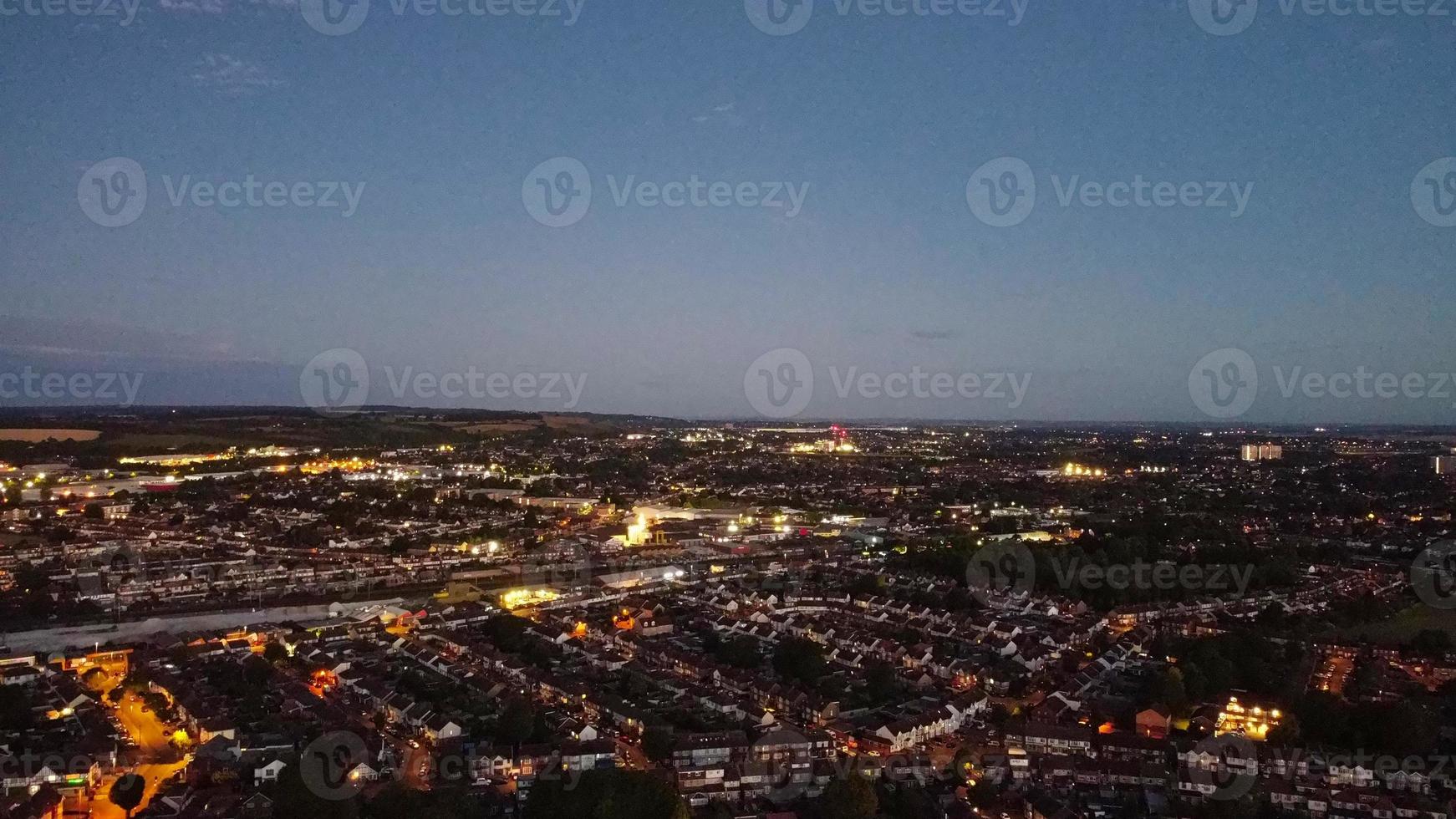 bella veduta aerea notturna della città britannica, riprese del drone ad alto angolo della città di luton, in inghilterra, regno unito foto