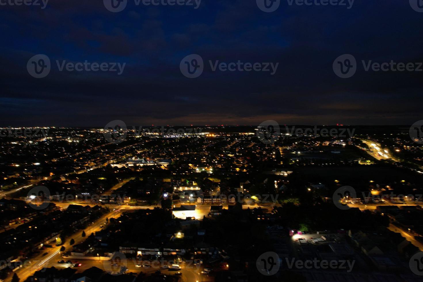 bella vista aerea ad alto angolo delle autostrade britanniche e del traffico nella città di Luton, in Inghilterra, Regno Unito, di notte dopo il tramonto foto