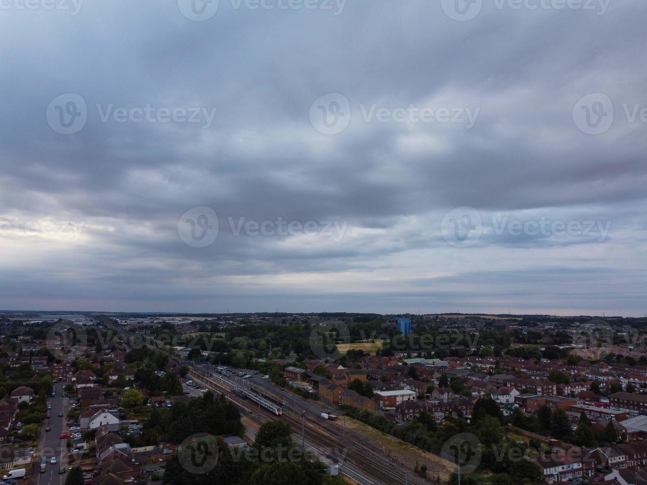 riprese aeree e vista dall'alto della città di Luton in Inghilterra e della zona residenziale del Regno Unito foto