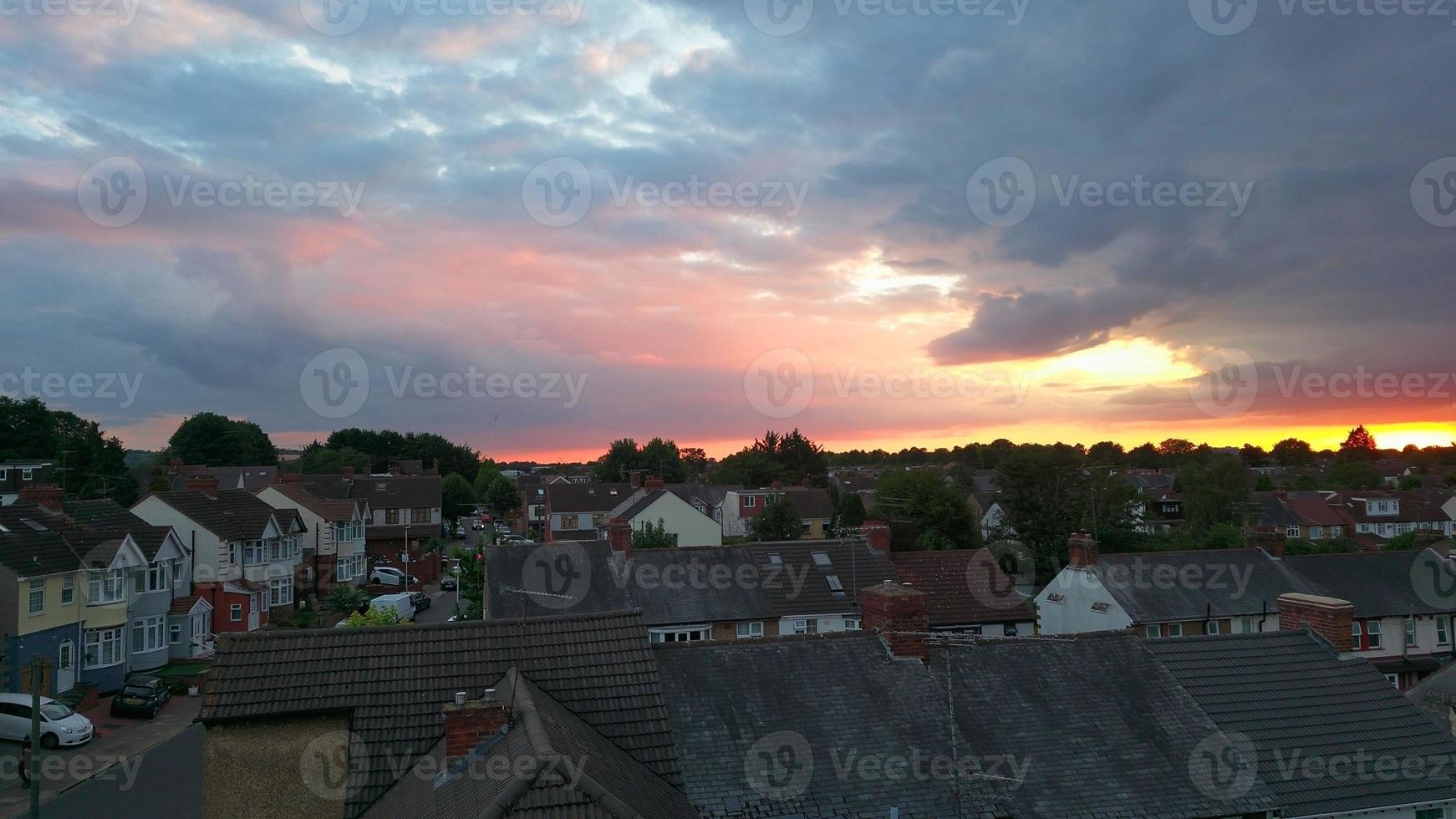 veduta aerea di luton case residenziali al bel tramonto e nuvole colorate e cielo sopra la città di luton in inghilterra foto