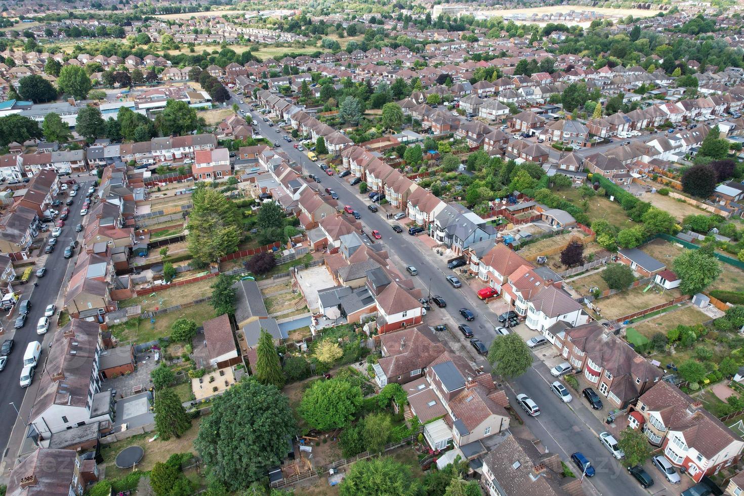 Vista aerea della zona residenziale di Luton, città dell'Inghilterra, Regno Unito, in una calda giornata di sole foto