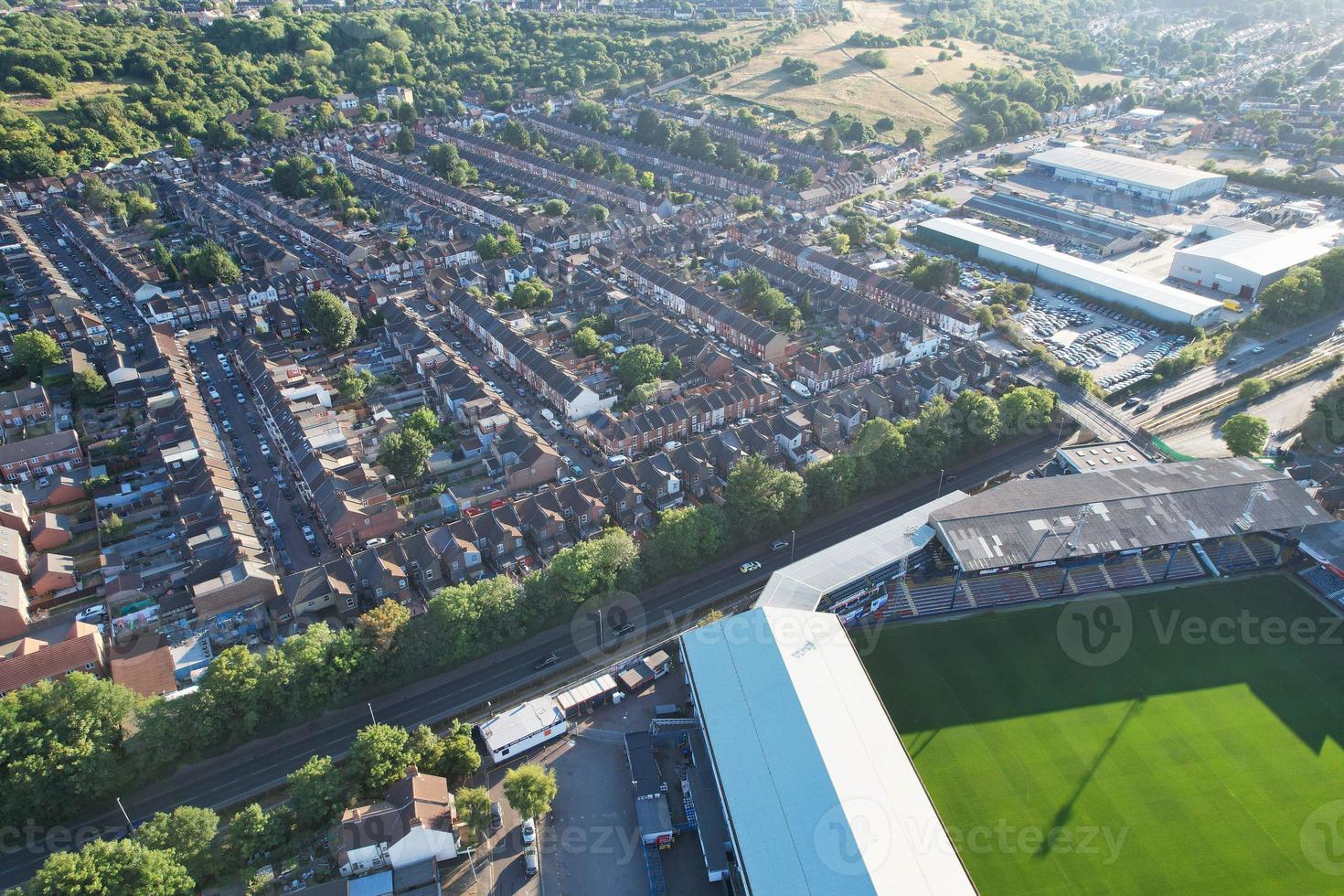 vista del drone ad alto angolo del centro di luton e della stazione ferroviaria, luton, inghilterra. luton è una città e un distretto con status di autorità unitaria, nella contea cerimoniale del bedfordshire foto