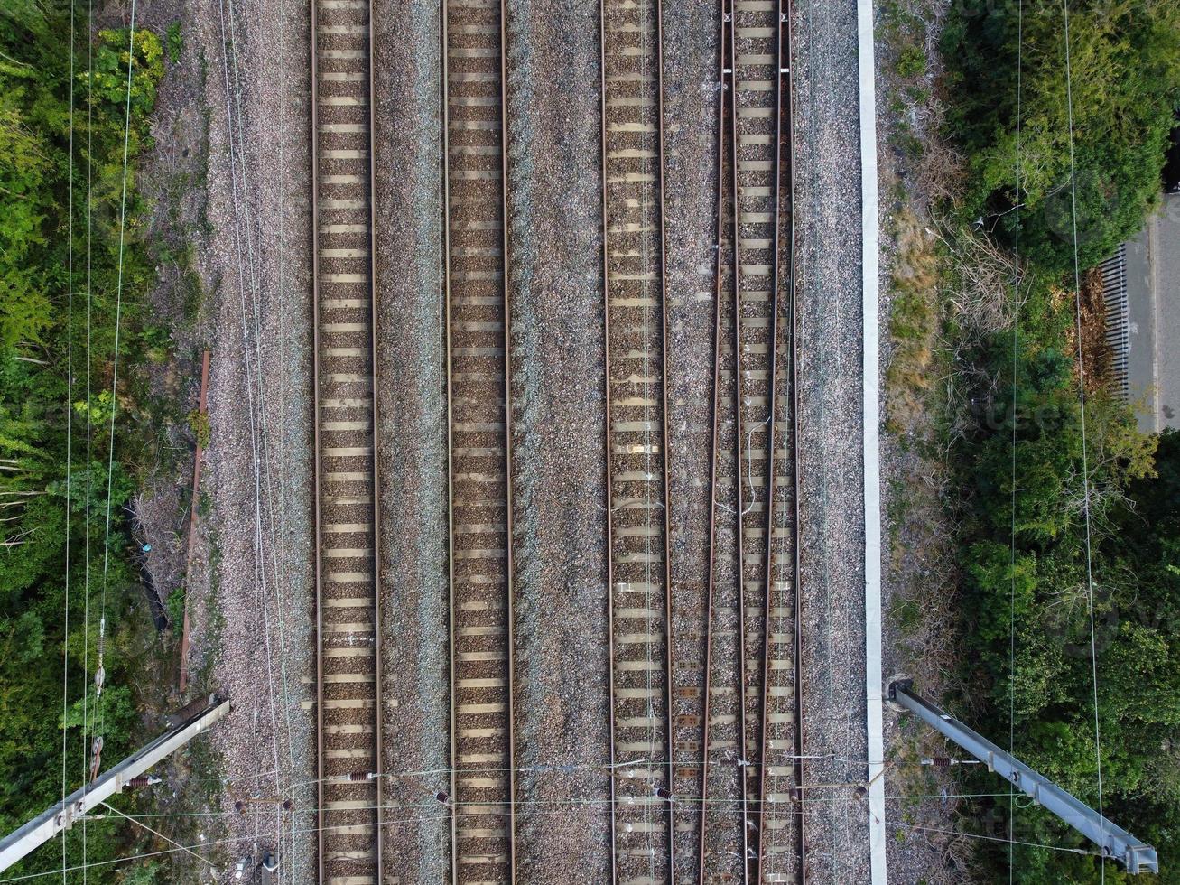 riprese aeree ad alto angolo dei binari del treno alla stazione centrale di Luton, in Inghilterra, Regno Unito foto