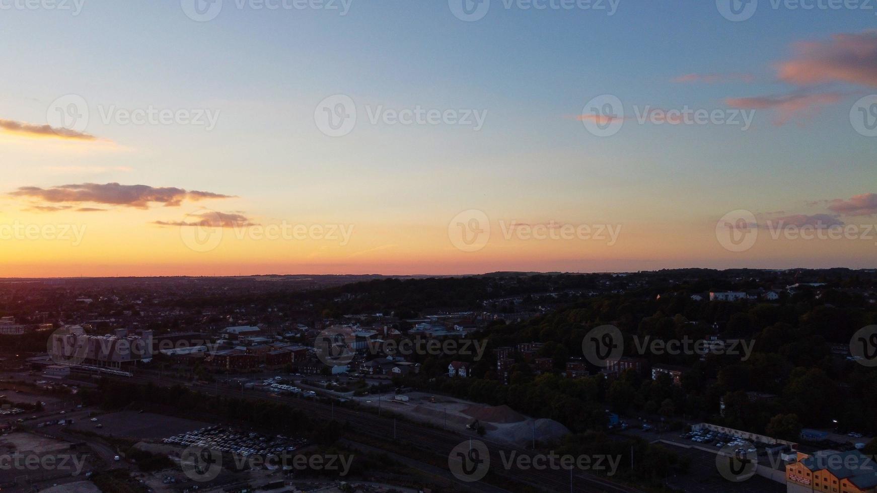 vista aerea ad alto angolo del drone del centro della città di Luton, in Inghilterra, e della stazione ferroviaria foto