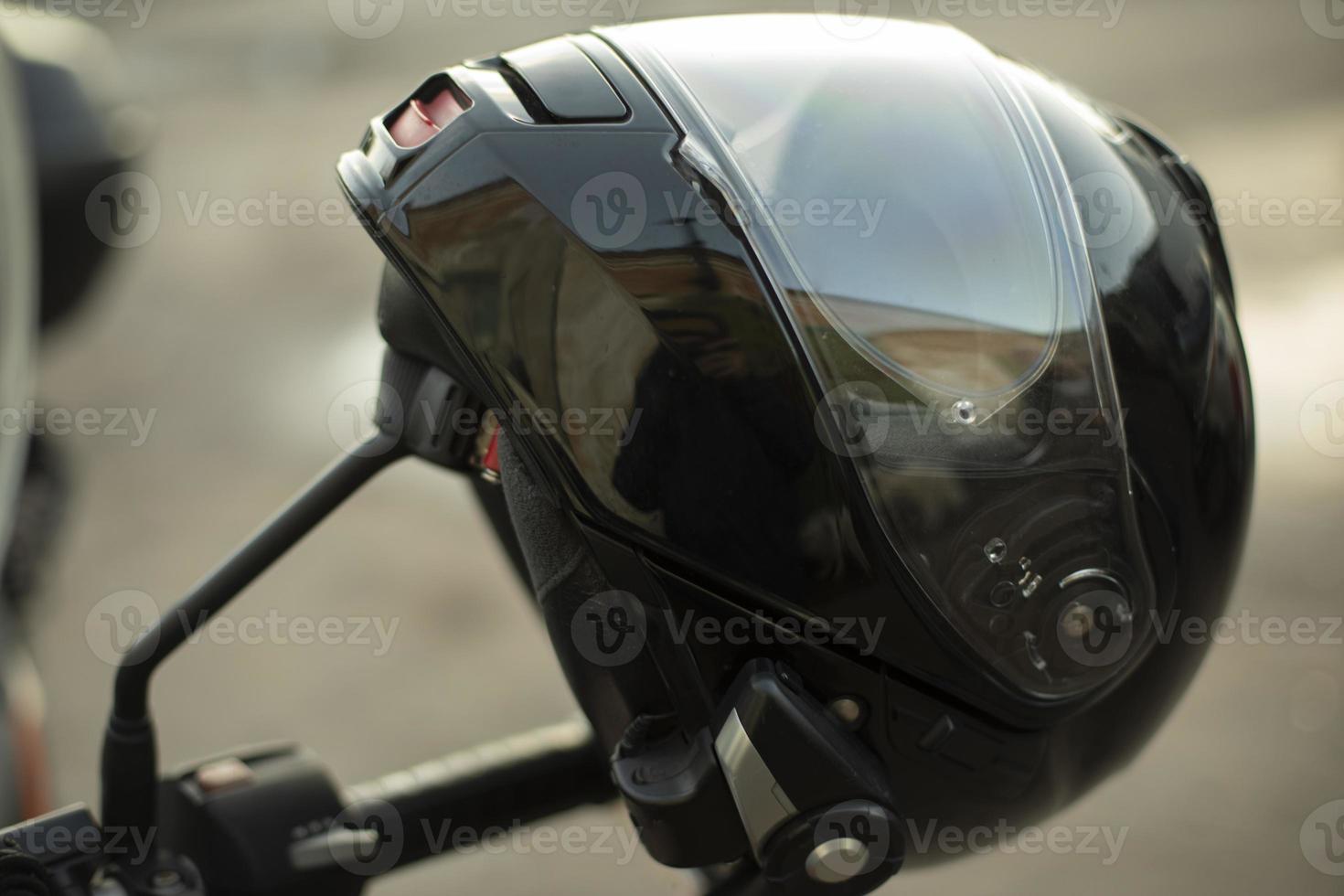 casco da motociclista. casco nero su moto. strumento di sicurezza. foto