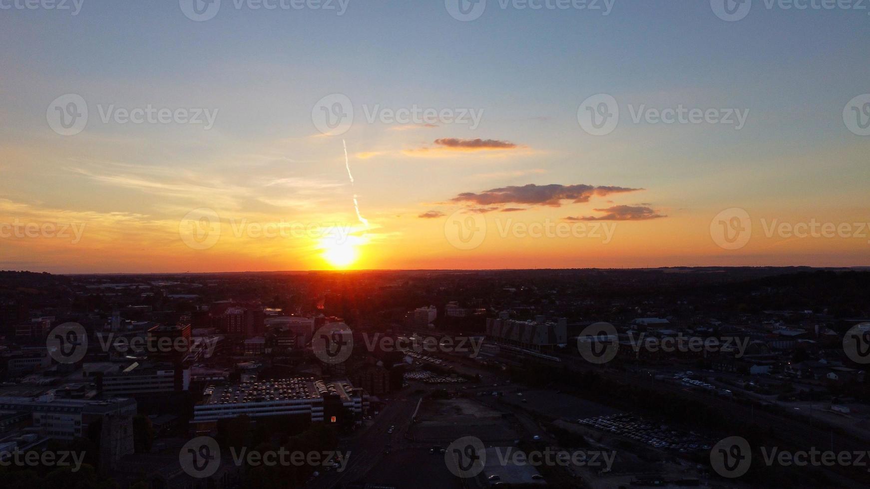 vista aerea ad alto angolo del drone del centro della città di Luton, in Inghilterra, e della stazione ferroviaria foto