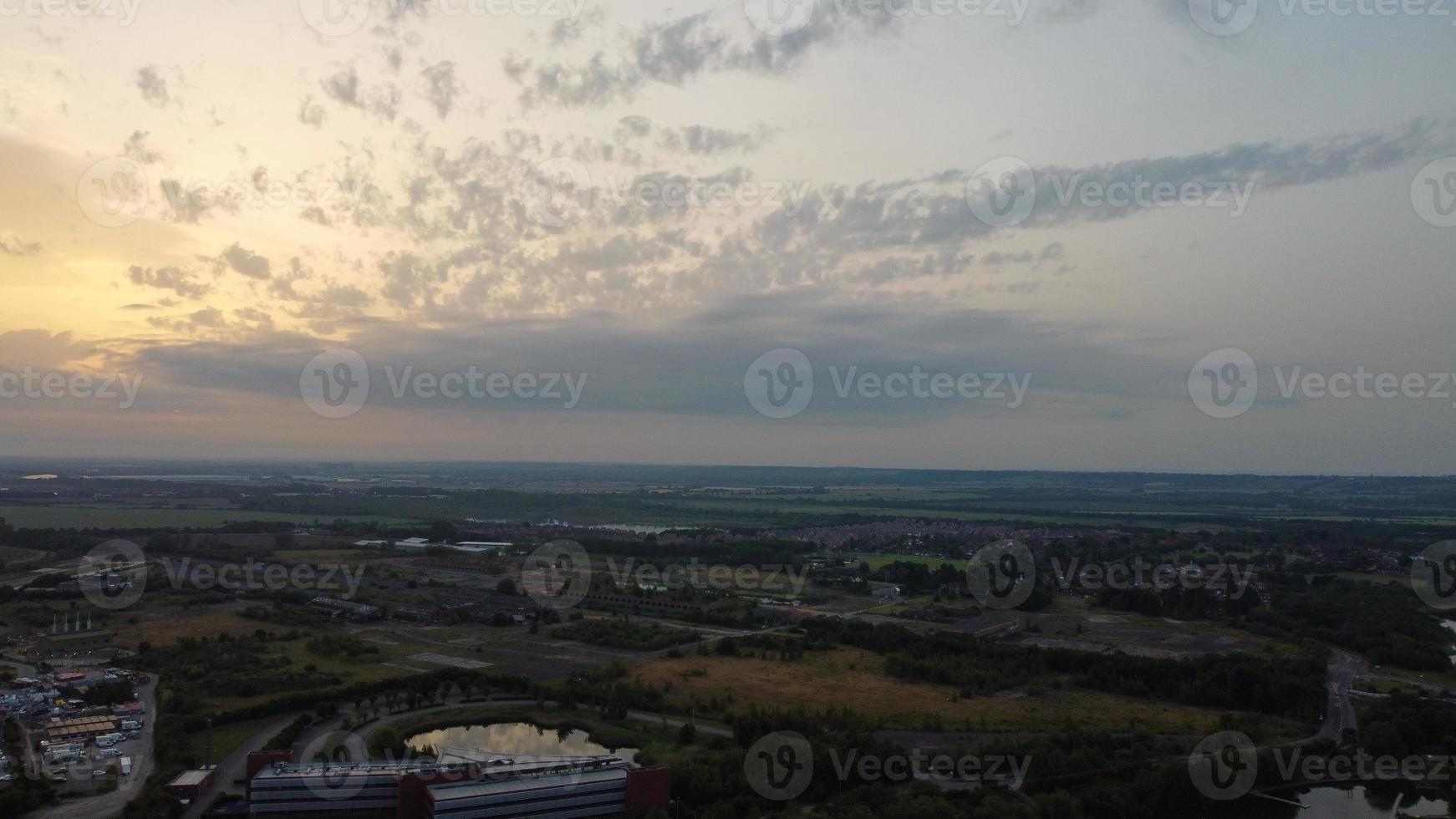 filmati di vista aerea ad alto angolo sopra la turbina eolica del mulino a vento al lago stewartby d'Inghilterra all'alba foto