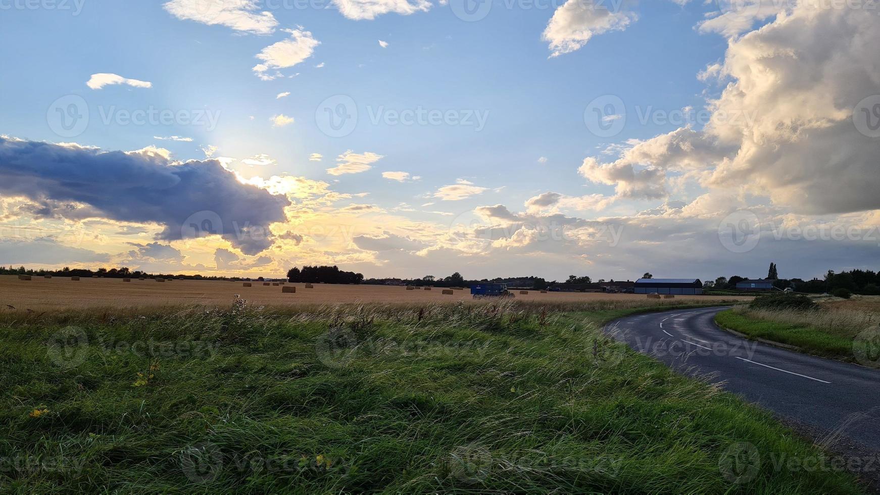 splendida e bellissima scena del tramonto in inghilterra, paesaggio britannico foto