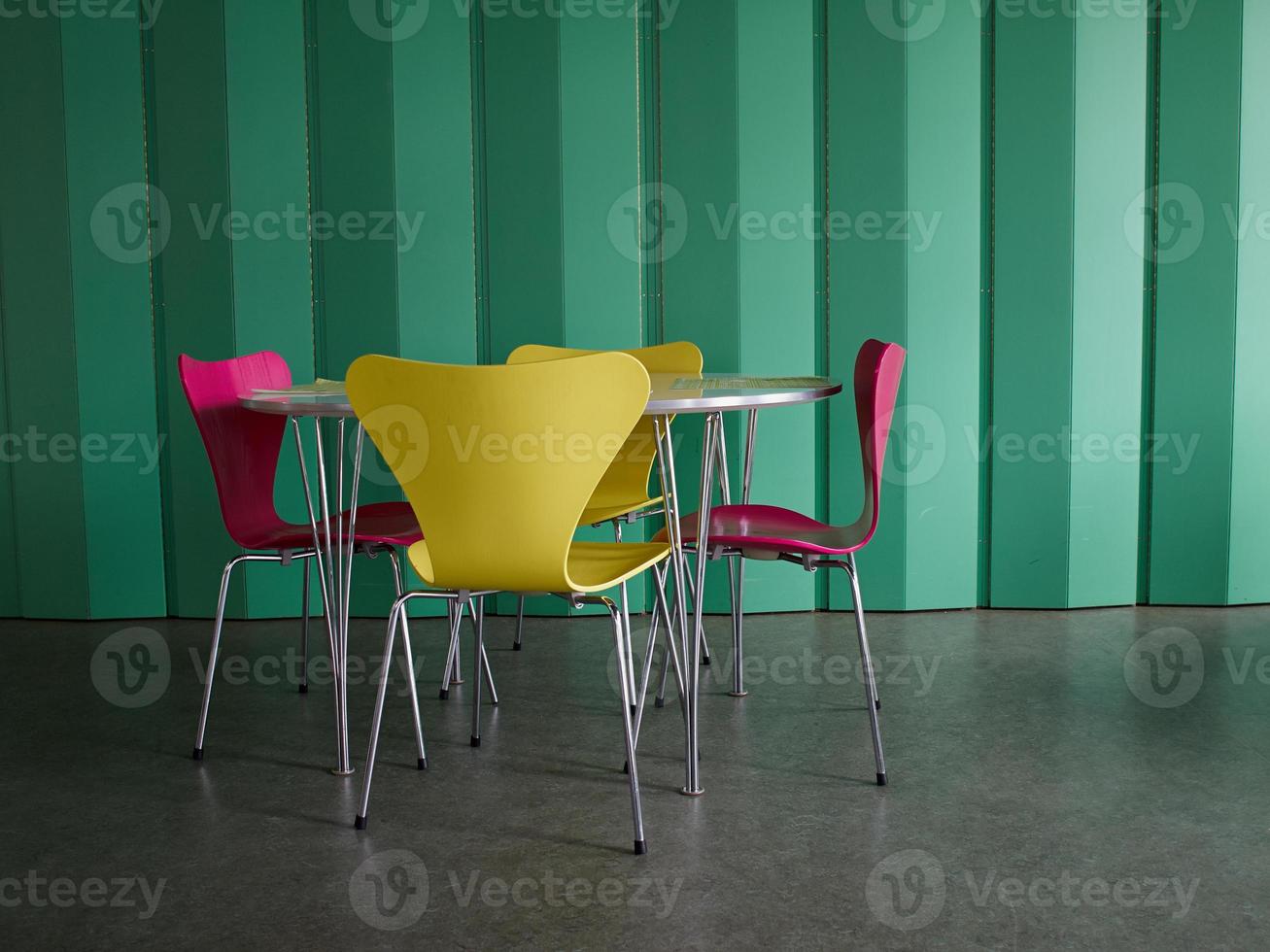 sedie e tavolo dal design moderno foto