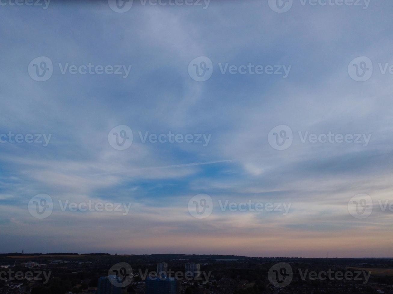 riprese aeree e vista dall'alto della campagna britannica e dell'area della riserva naturale nella città di Luton, in Inghilterra, Regno Unito foto