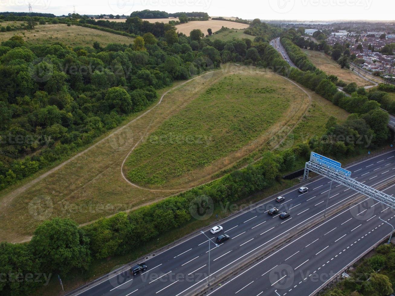 Vista aerea ad alto angolo delle strade britanniche e delle autostrade ad alta velocità a Luton, città dell'Inghilterra, Regno Unito foto