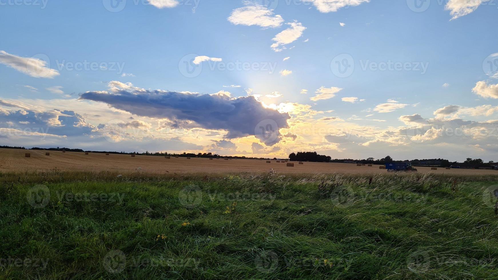 splendida e bellissima scena del tramonto in inghilterra, paesaggio britannico foto