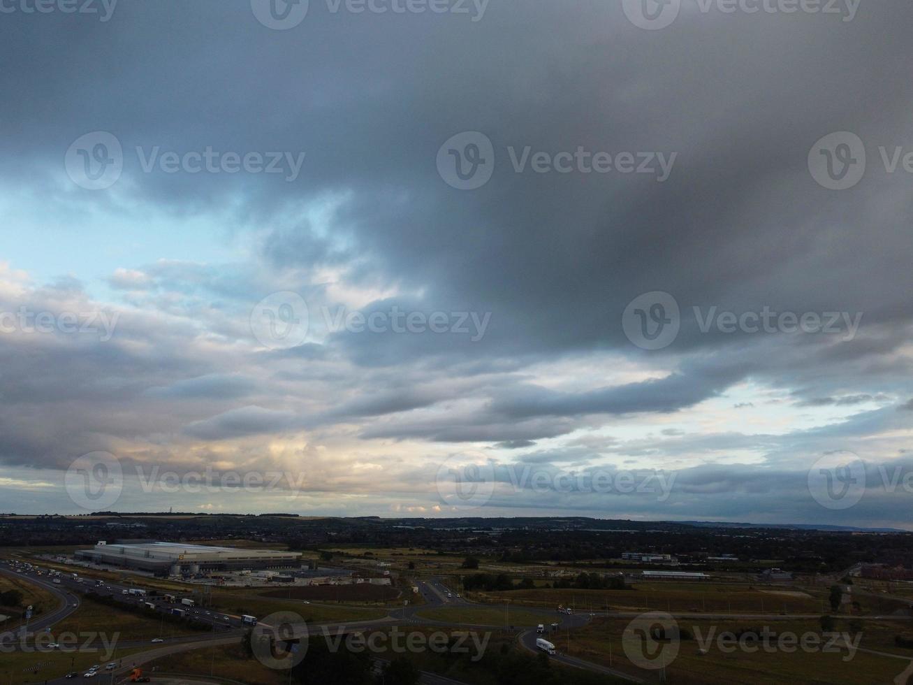 vista aerea e riprese dall'alto dello svincolo autostradale britannico dello svincolo 11a della m1 a North Luton, città dell'Inghilterra, Regno Unito. foto