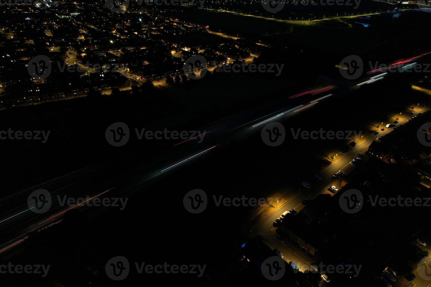 bella vista aerea ad alto angolo delle autostrade britanniche e del traffico nella città di Luton, in Inghilterra, Regno Unito, di notte dopo il tramonto foto