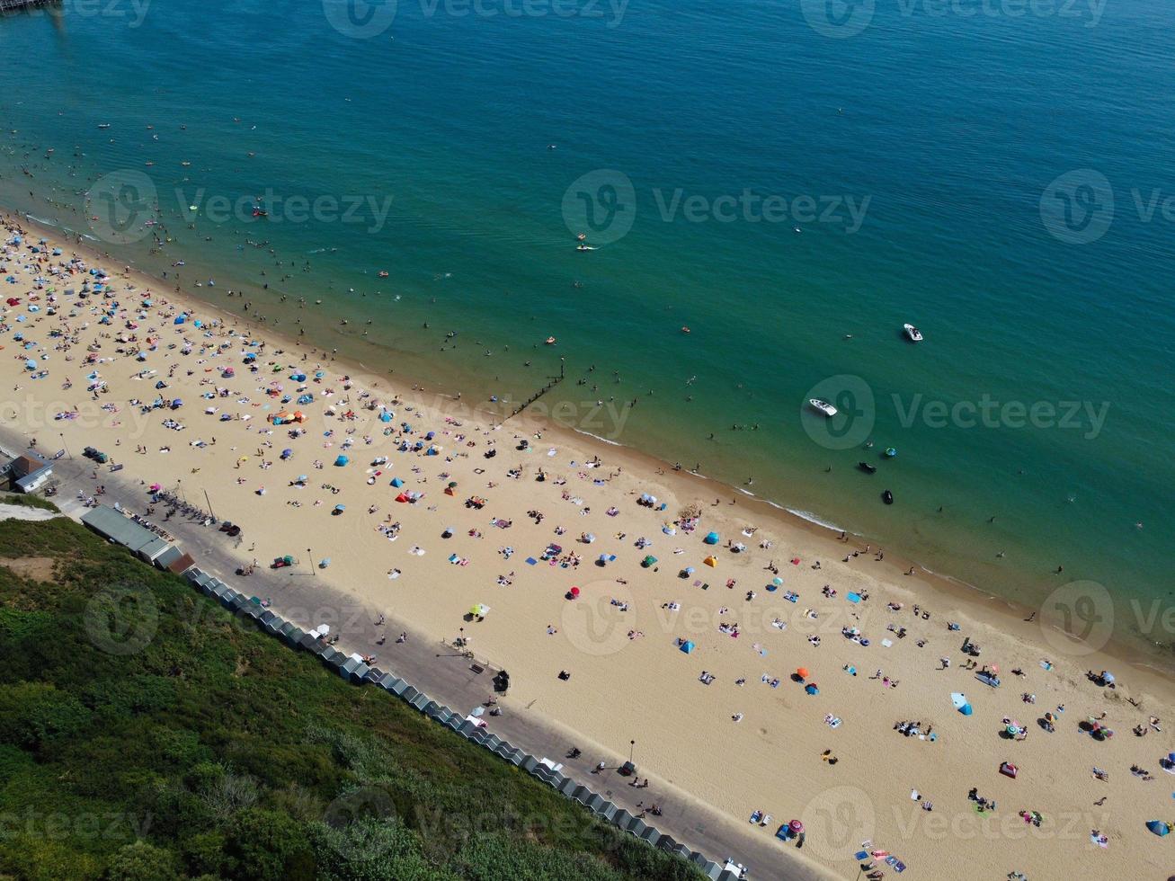 Vista mare ad alto angolo di fronte alla spiaggia con persone a Bournemouth, città dell'Inghilterra, Regno Unito, riprese aeree dell'Oceano Britannico foto
