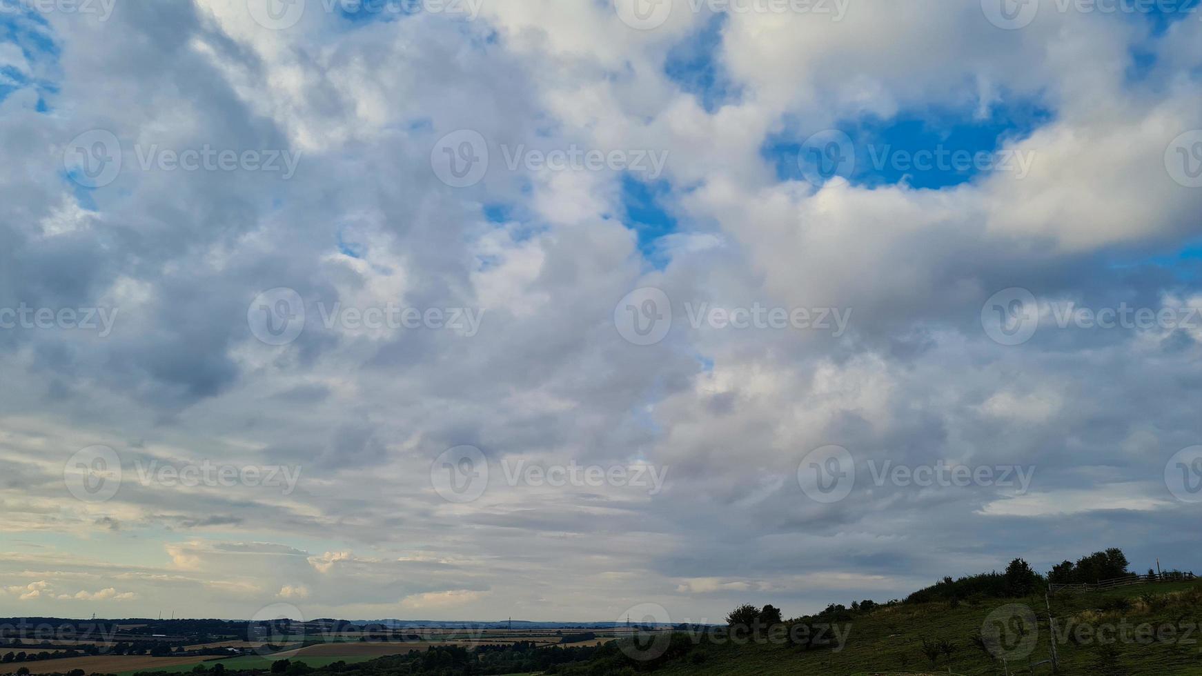 bellissimo e colorato tramonto con nuvole colorate e cielo sopra luton città dell'inghilterra gran bretagna foto