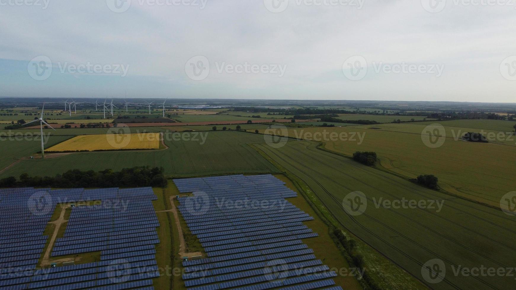 riprese aeree vista dall'alto di energia verde generatori naturali fonti di turbine eoliche e pannelli solari fattorie in Inghilterra, Regno Unito foto