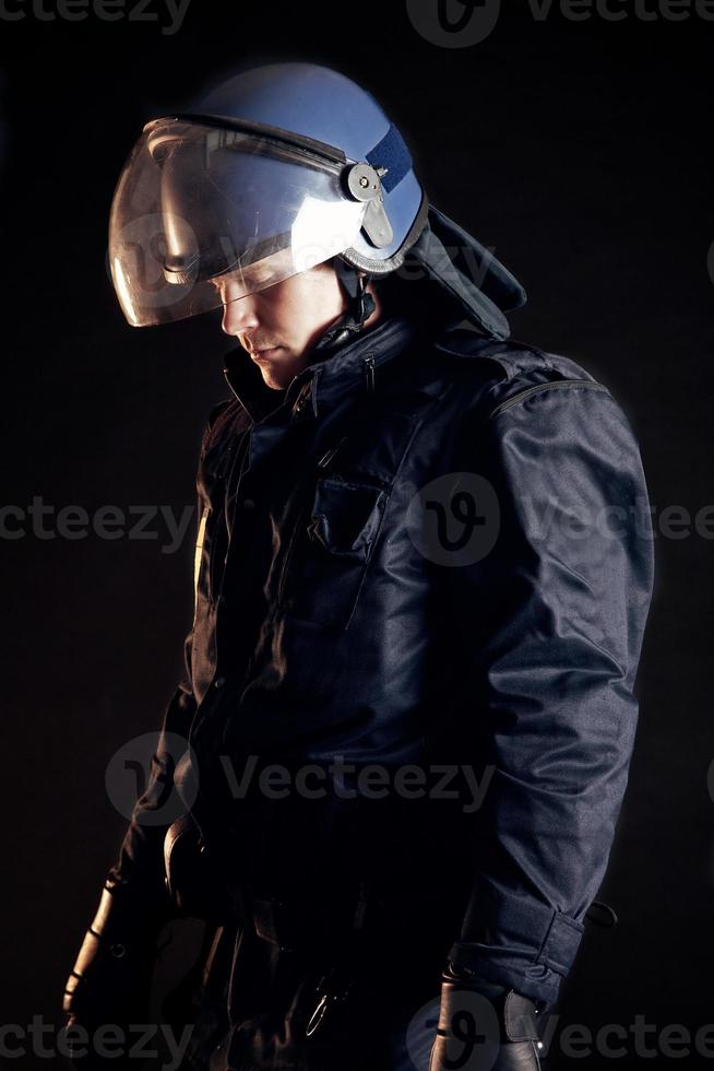 agente di polizia che indossa l'uniforme protettiva foto