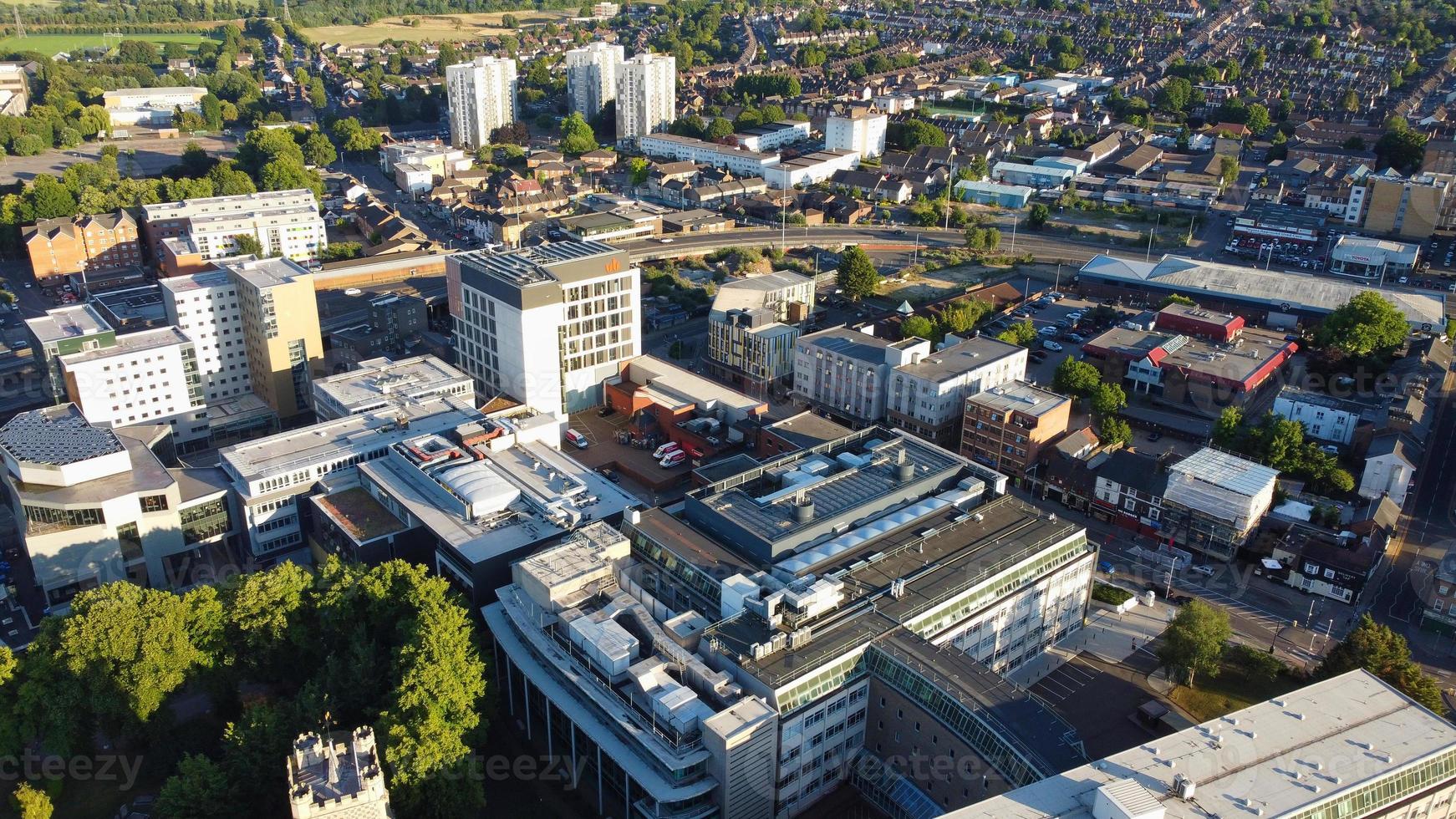 riprese aeree di drone vista dall'alto di londra luton città d'inghilterra gran bretagna foto