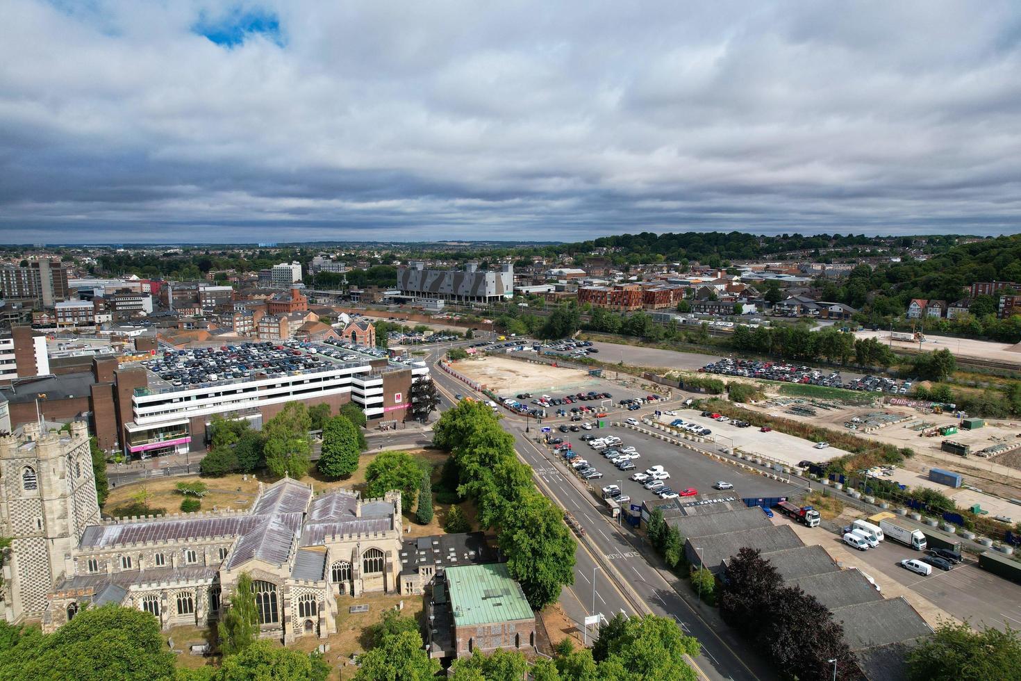 veduta aerea del centro città e degli edifici della città di luton, in Inghilterra, dalla stazione ferroviaria centrale del Regno Unito, filmati editoriali ad alto angolo del drone. foto