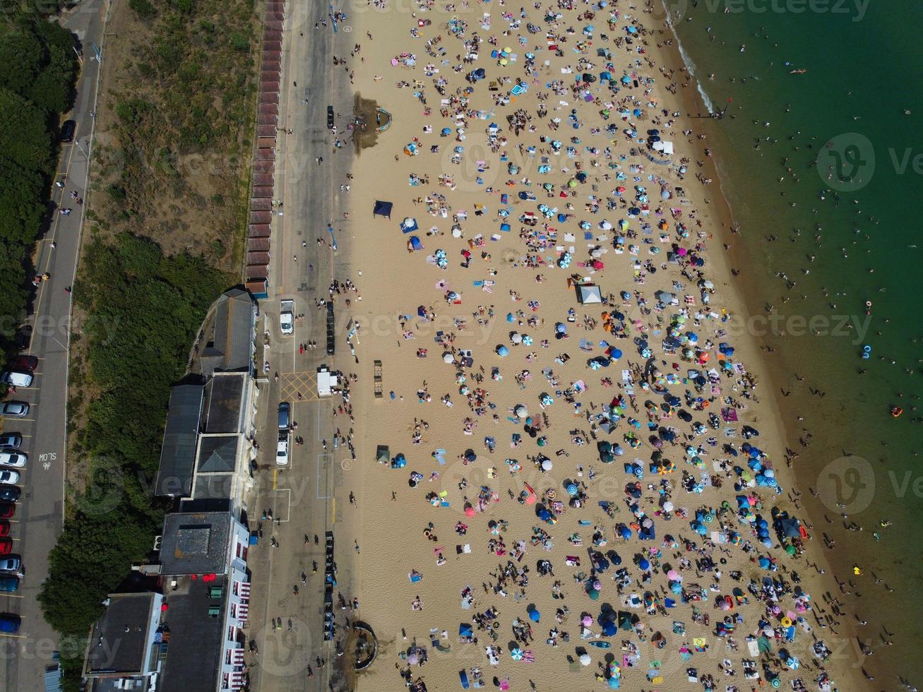 Vista mare ad alto angolo di fronte alla spiaggia con persone a Bournemouth, città dell'Inghilterra, Regno Unito, riprese aeree dell'Oceano Britannico foto