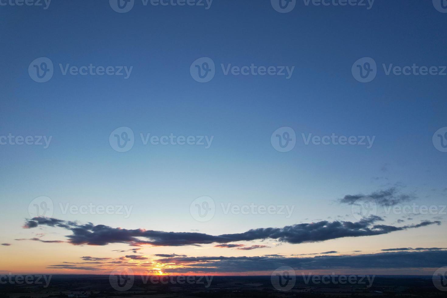 splendida vista aerea della città di luton dell'inghilterra regno unito all'ora del tramonto, riprese ad alto angolo di nuvole colorate riprese da drone foto