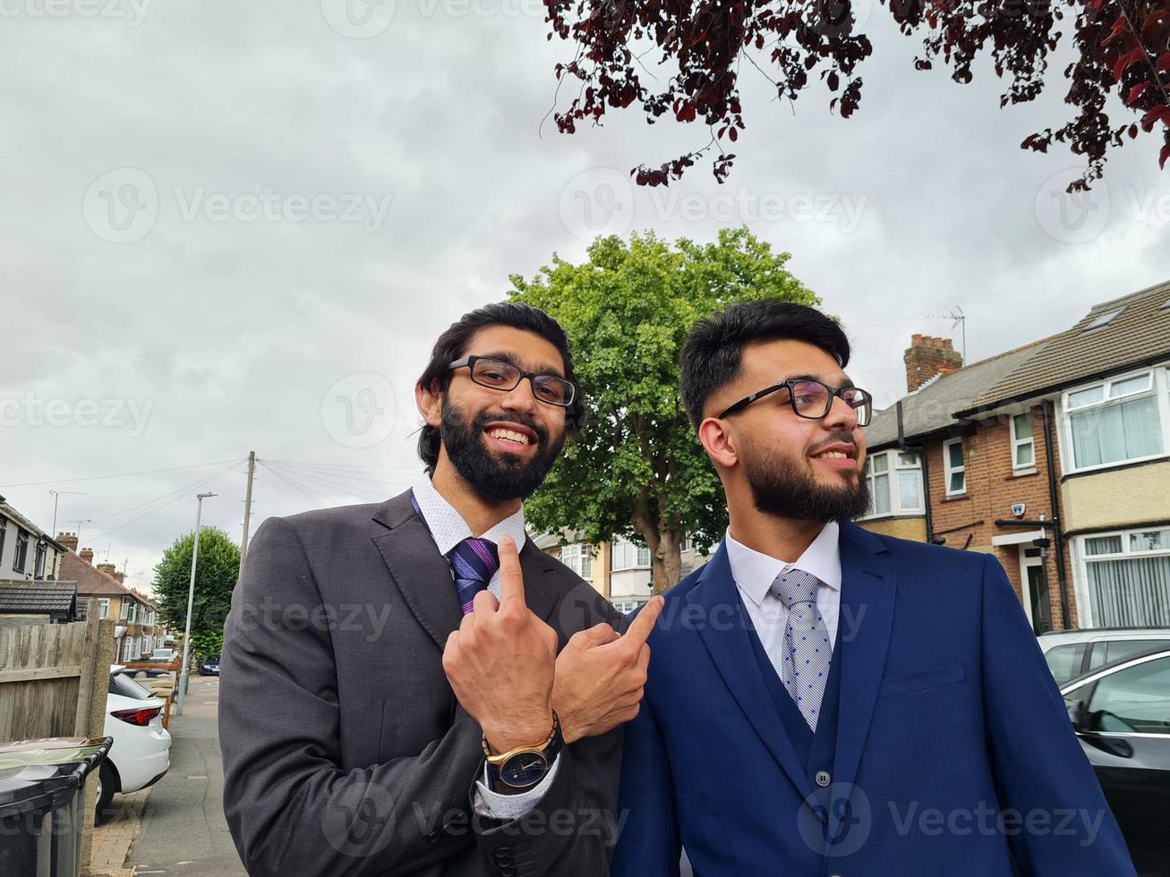 giovani maschi giovani uomini d'affari sono in posa in una strada di luton inghilterra uk foto