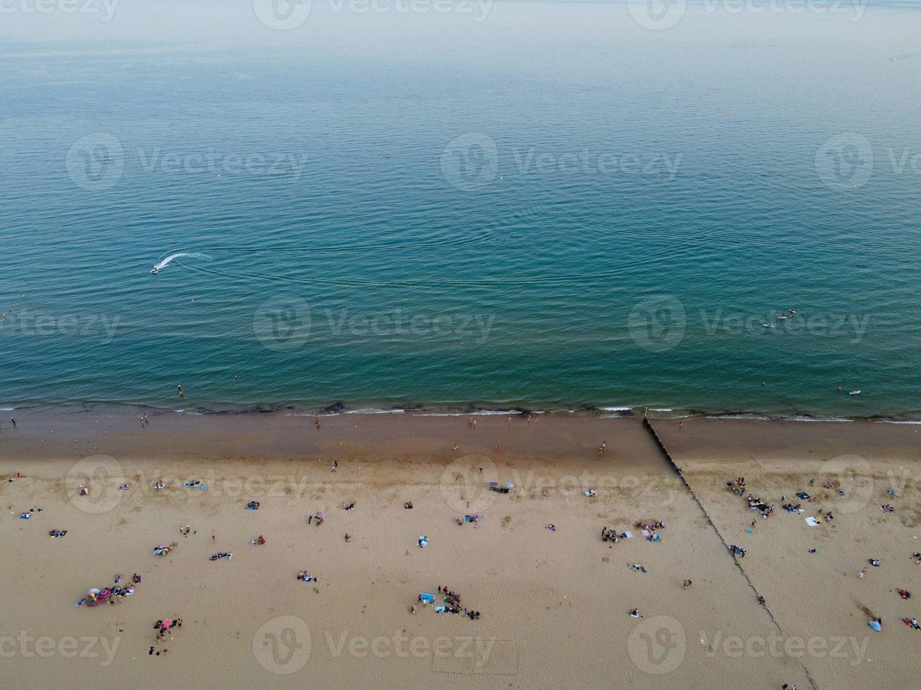 Vista mare ad alto angolo di fronte alla spiaggia con persone a Bournemouth, città dell'Inghilterra, Regno Unito, riprese aeree dell'Oceano Britannico foto