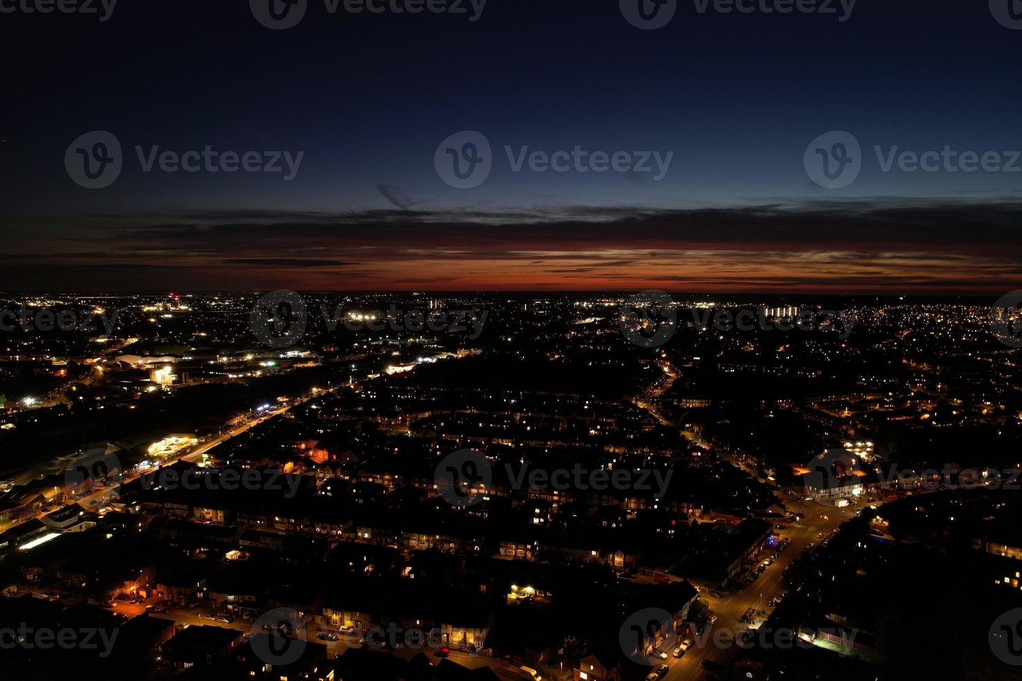 bella vista dall'alto della città di luton, in inghilterra, di notte, filmati del drone dopo il tramonto foto