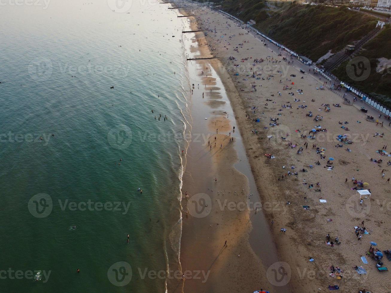 Vista mare ad alto angolo di fronte alla spiaggia con persone a Bournemouth, città dell'Inghilterra, Regno Unito, riprese aeree dell'Oceano Britannico foto