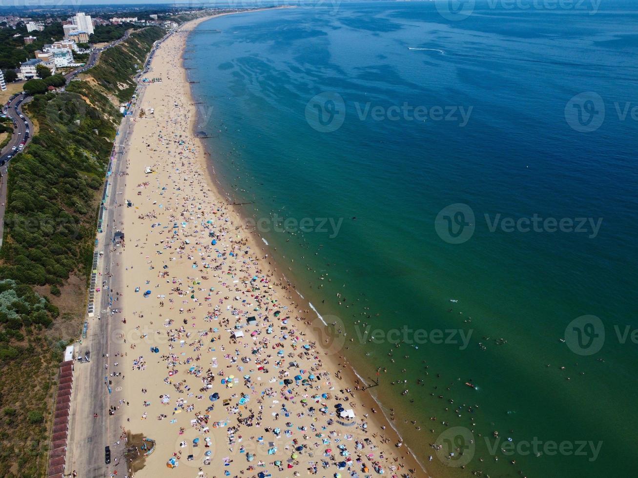 Vista mare ad alto angolo di fronte alla spiaggia con persone a Bournemouth, città dell'Inghilterra, Regno Unito, riprese aeree dell'Oceano Britannico foto