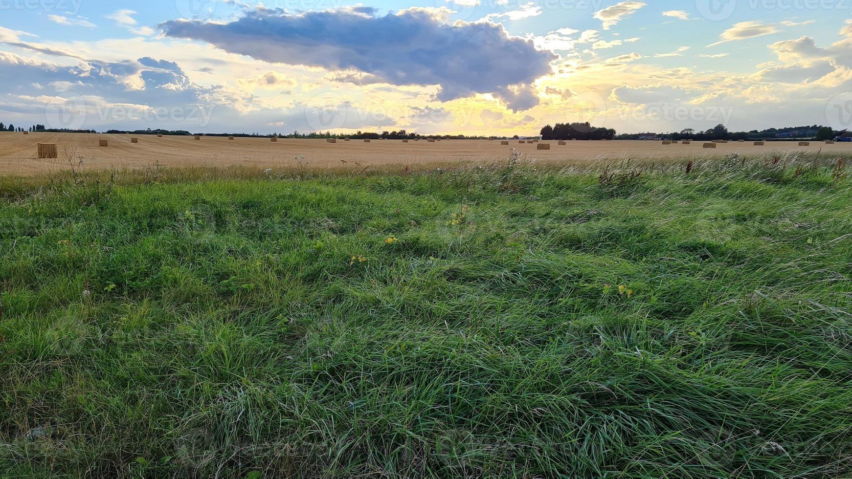 splendida e bellissima scena del tramonto in inghilterra, paesaggio britannico foto