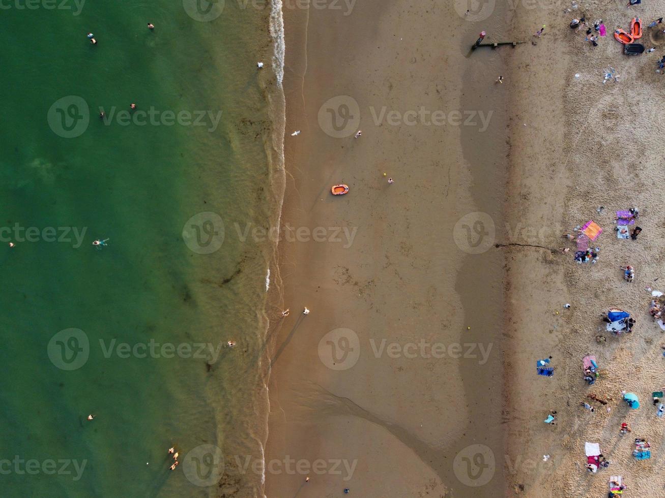 Vista mare ad alto angolo di fronte alla spiaggia con persone a Bournemouth, città dell'Inghilterra, Regno Unito, riprese aeree dell'Oceano Britannico foto