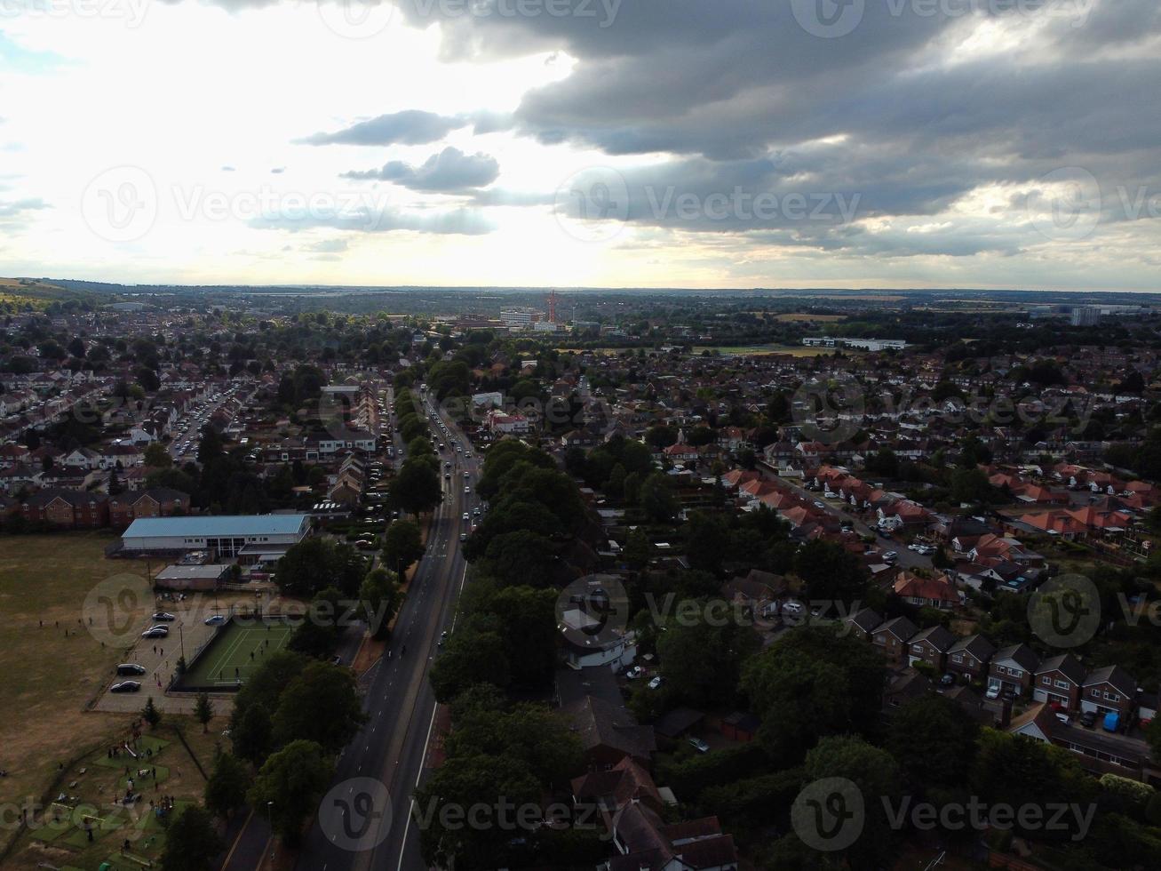 riprese aeree da drone vista dall'alto di londra luton città d'inghilterra e edifici residenziali foto