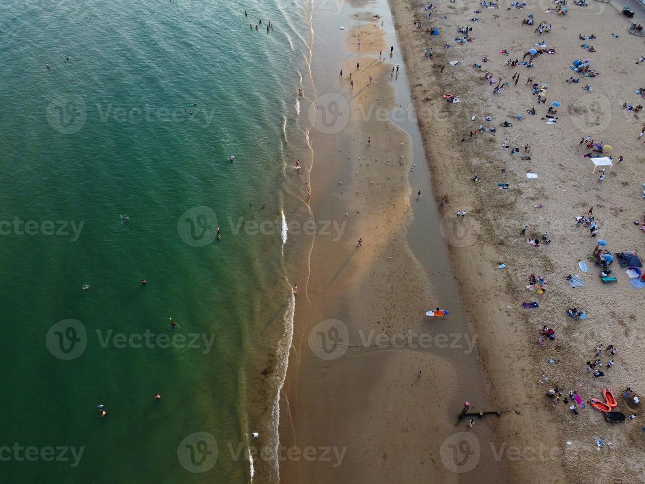 Vista mare ad alto angolo di fronte alla spiaggia con persone a Bournemouth, città dell'Inghilterra, Regno Unito, riprese aeree dell'Oceano Britannico foto