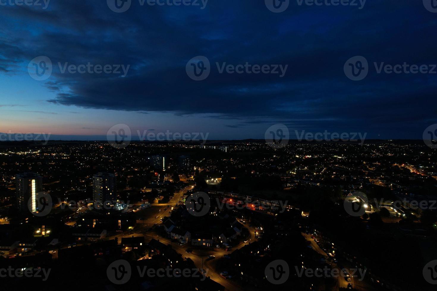 bella vista aerea ad alto angolo delle autostrade britanniche e del traffico nella città di Luton, in Inghilterra, Regno Unito, di notte dopo il tramonto foto