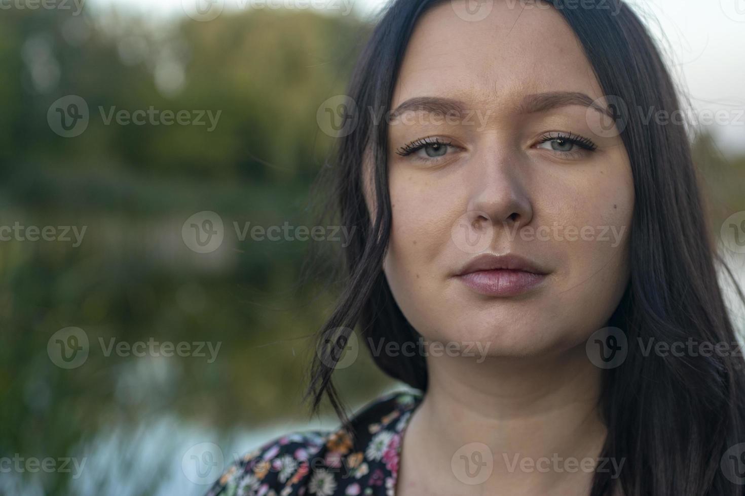 primo piano ritratto giovane bella donna. foto