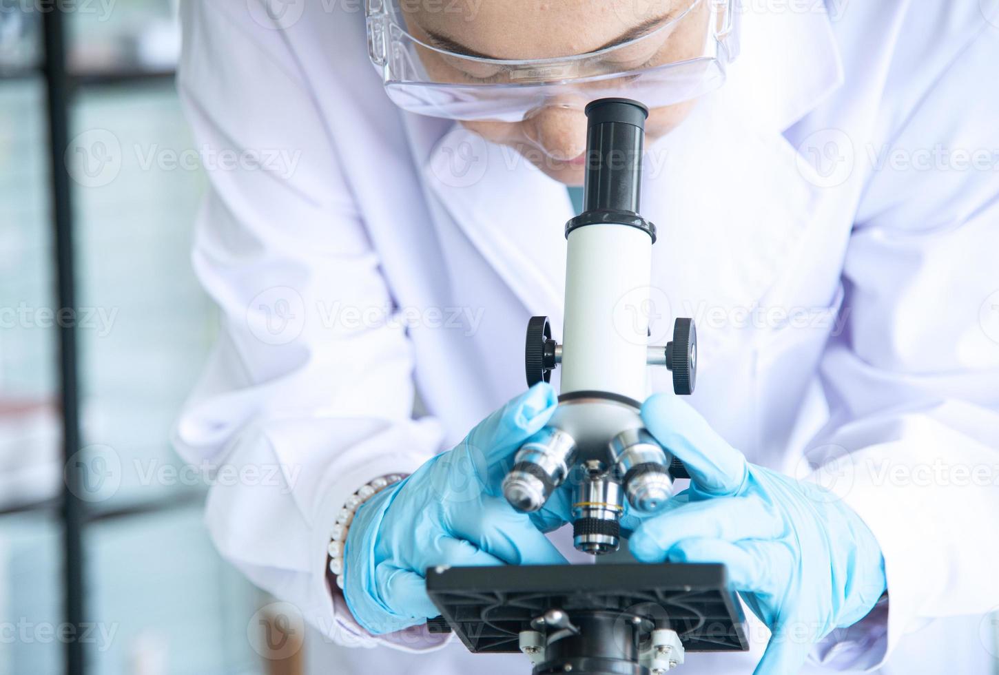 ricercatrice, ricercatrice, tecnica o studente asiatica ha condotto una ricerca in laboratorio foto