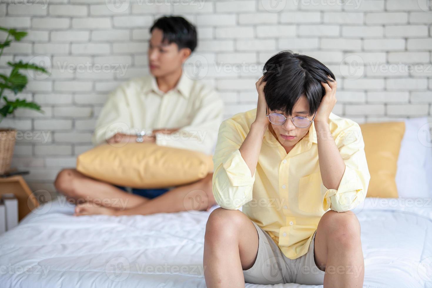 le coppie gay asiatiche stanno litigando, arrabbiate o tristi sul letto di casa, concetto lgbtq. foto