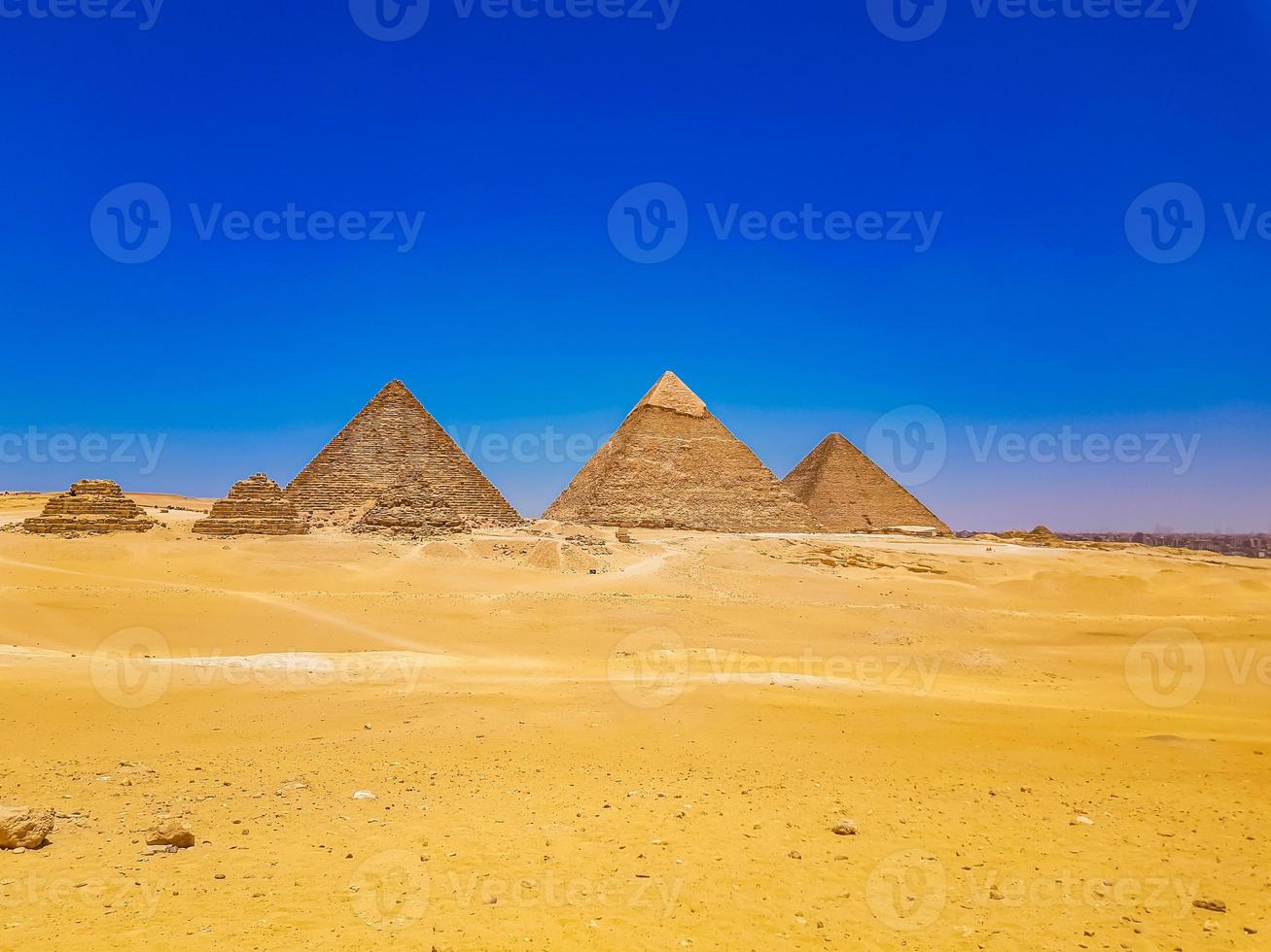 piramidi di Giza, in Egitto, dall'altopiano a sud del complesso foto