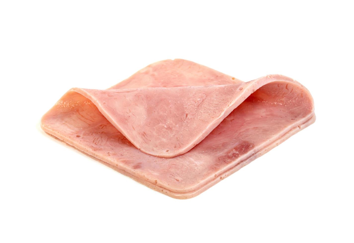 fette di prosciutto isolato su sfondo bianco foto