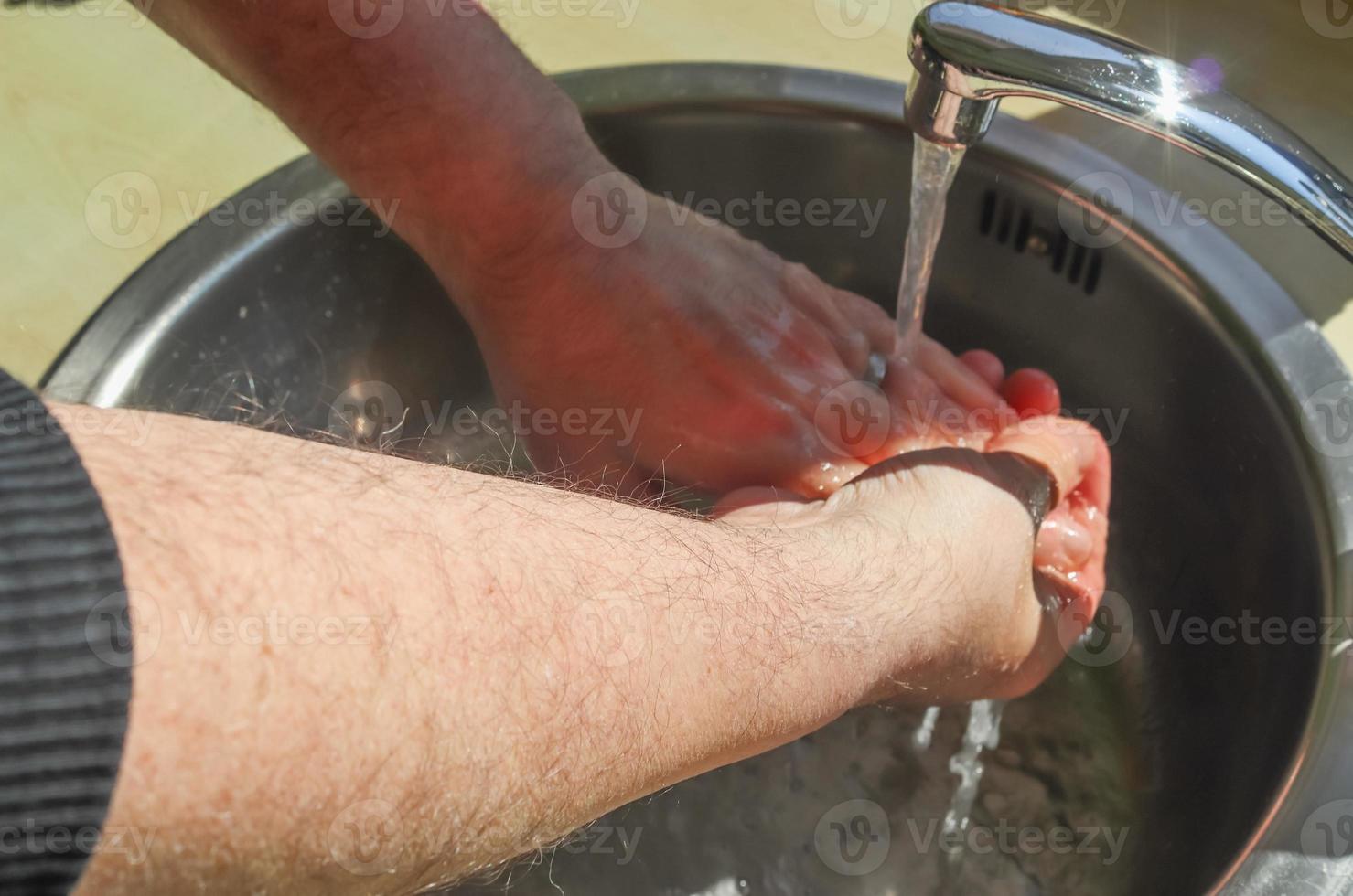 pulizia e lavaggio delle mani con prevenzione del sapone per lo scoppio del coronavirus covid-19 foto