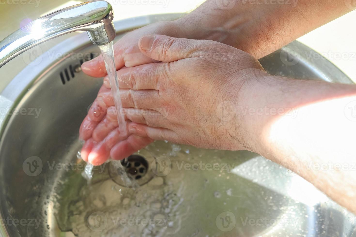 pulizia e lavaggio delle mani con prevenzione del sapone per lo scoppio del coronavirus covid-19 foto