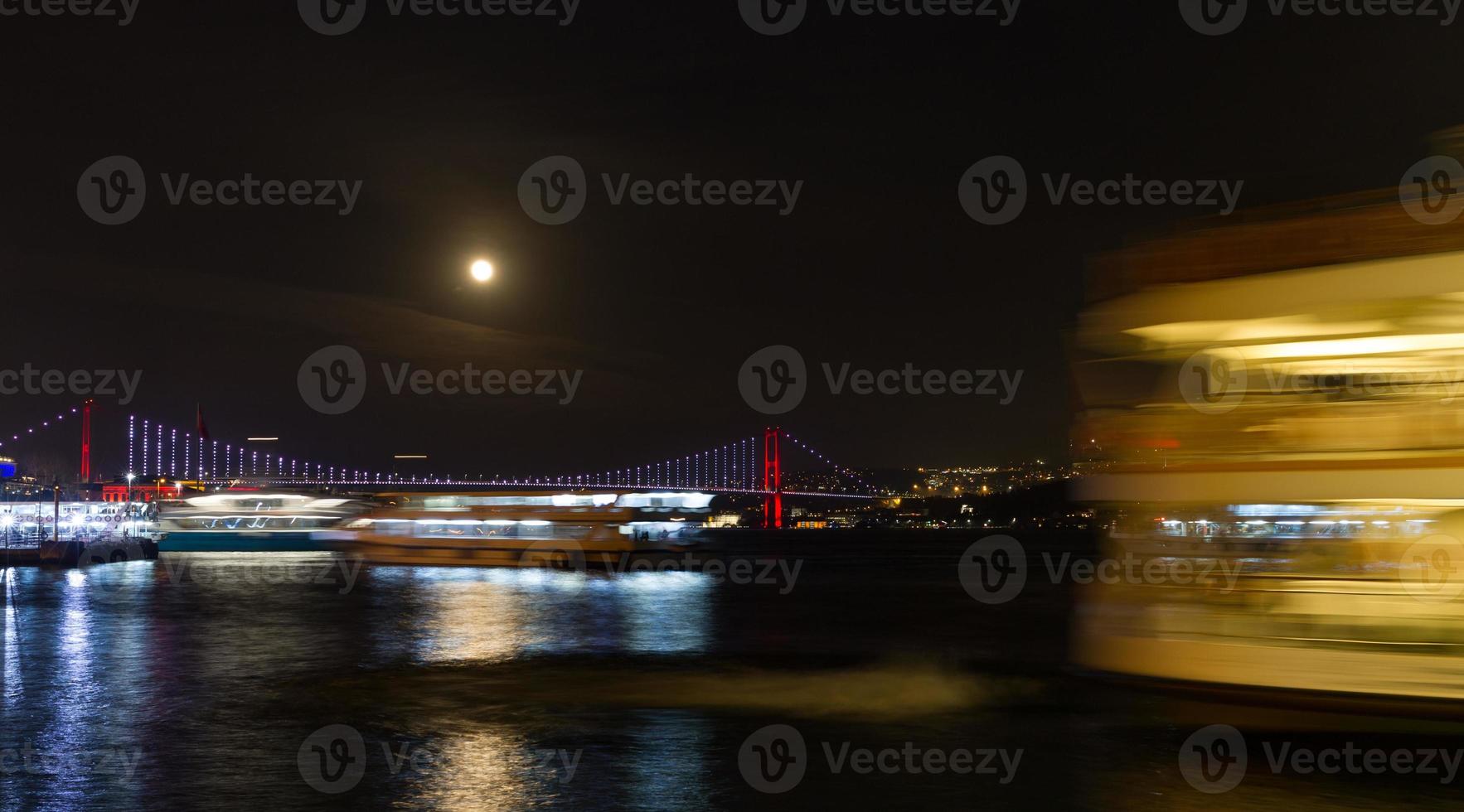luna di sangue super blu sullo stretto del Bosforo, Istanbul, Turchia foto
