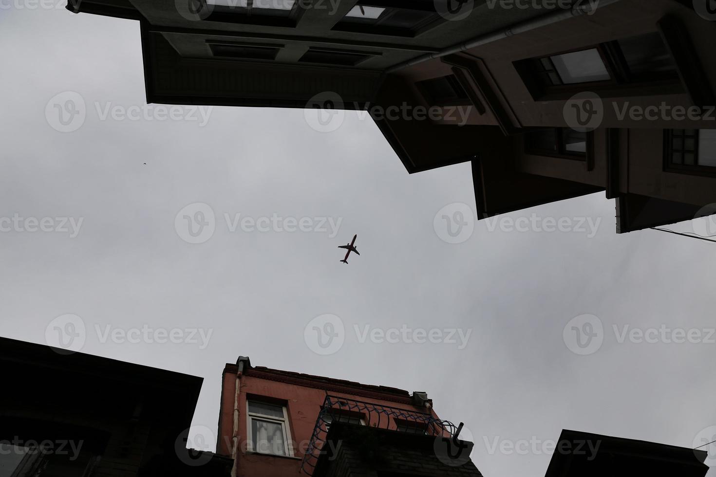 aereo che passa sopra il distretto di Fener a Istanbul, in Turchia foto