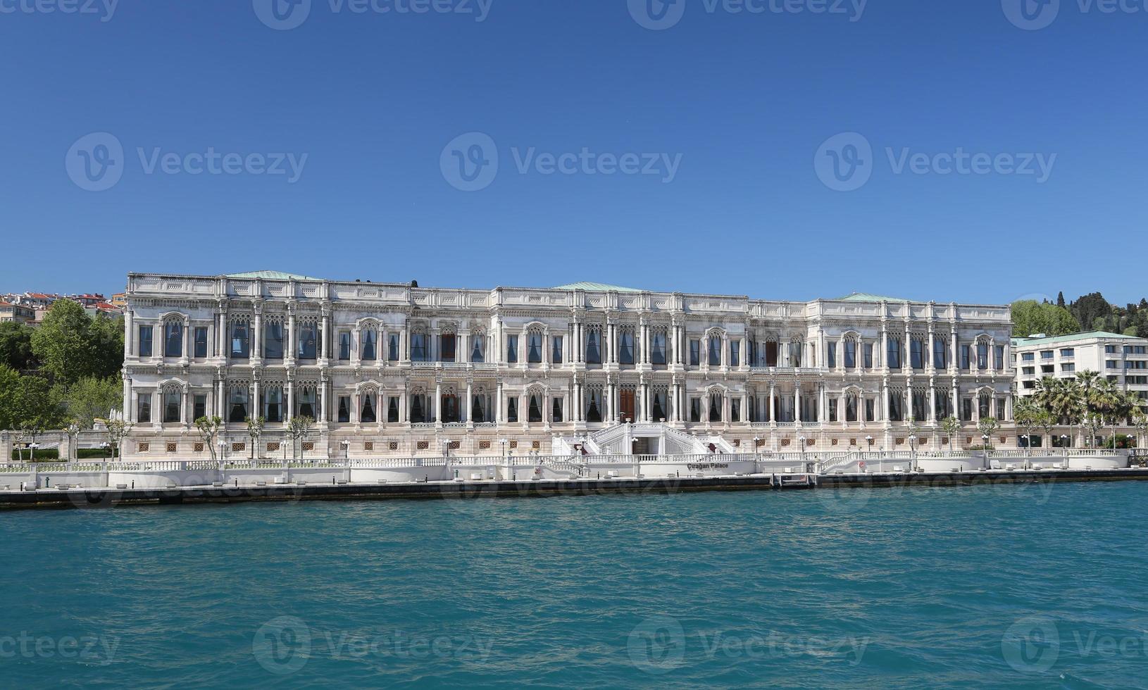 palazzo ciragan nella città di istanbul, turchia foto