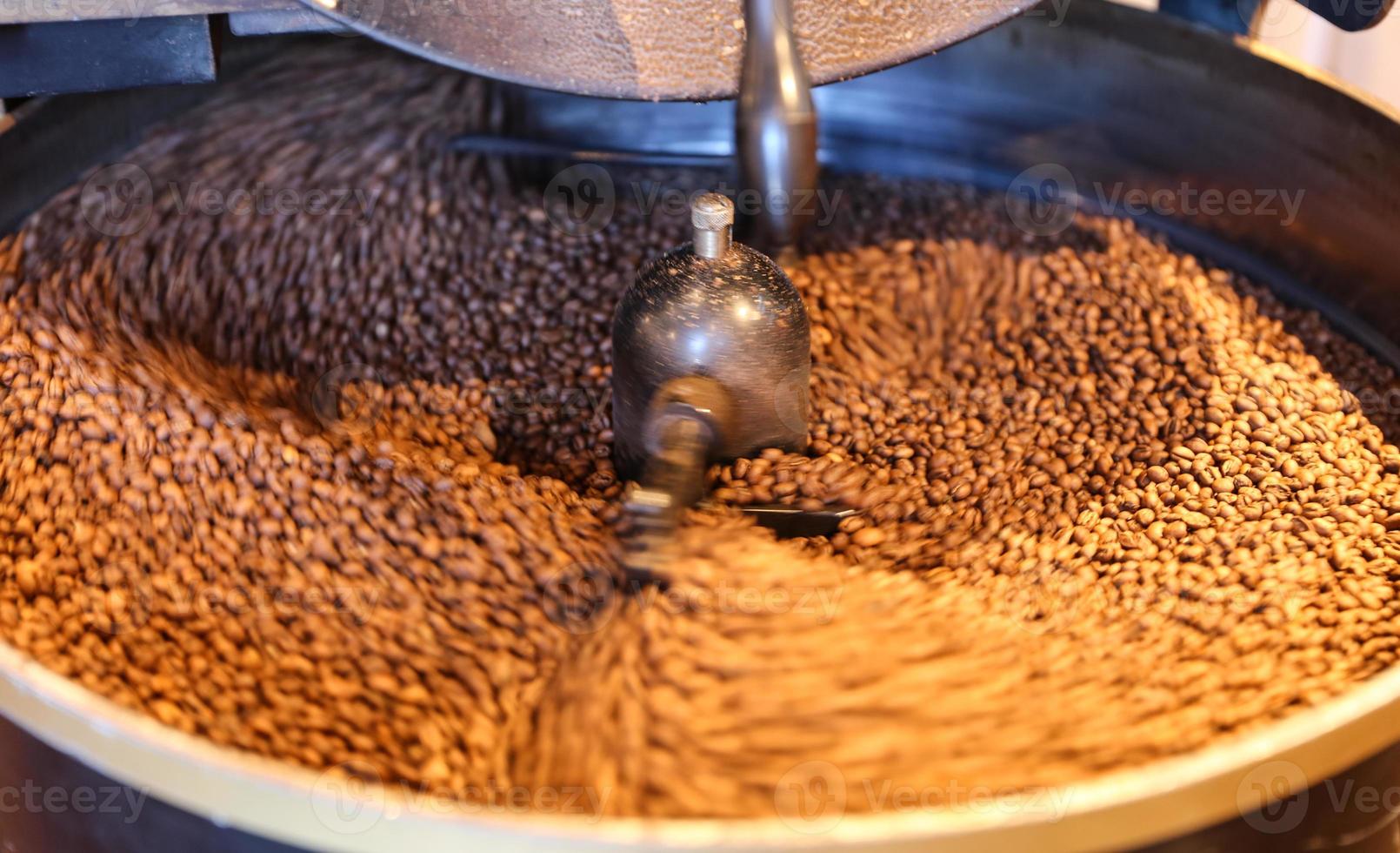 torrefazione dei chicchi di caffè verde foto